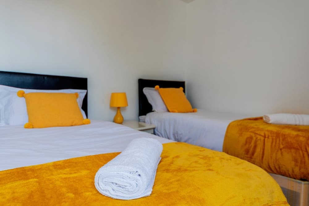 Stylish 3-bed House With Free Parking & Wifi