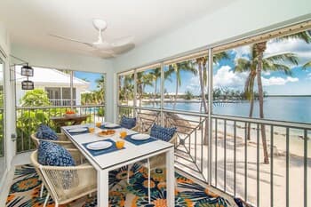 Kailua 2 Bedroom Condo by Redawning