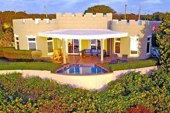 Castle Guesthouse 2 Bedroom Home by Redawning