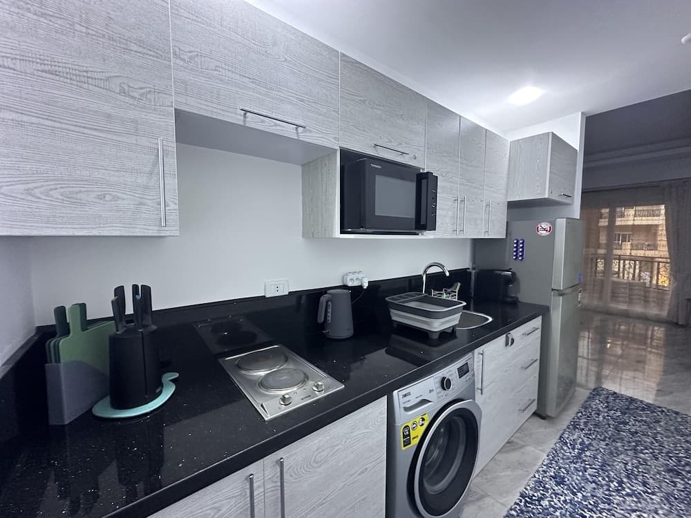 2 Bed Flat - Sleeps 6 - Pool - Parking - Wifi