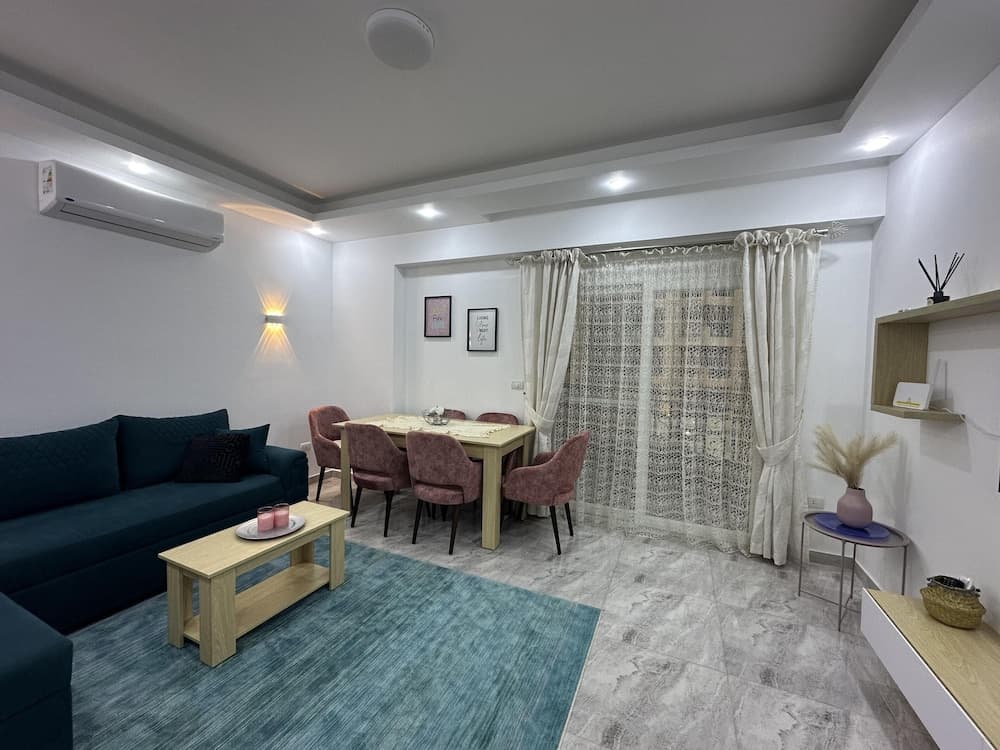 2 Bed Flat - Sleeps 6 - Pool - Parking - Wifi