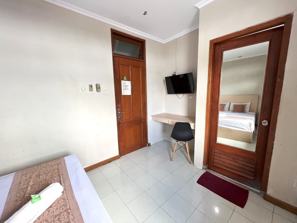 Winotosastro Hotel by Athelu