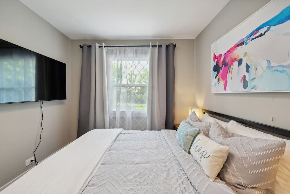 Charming Contemporary Family Home 3 Bedroom Home by RedAwning