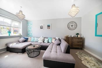 Spacious 3 bed House Garden Parking Wifi Smart tv