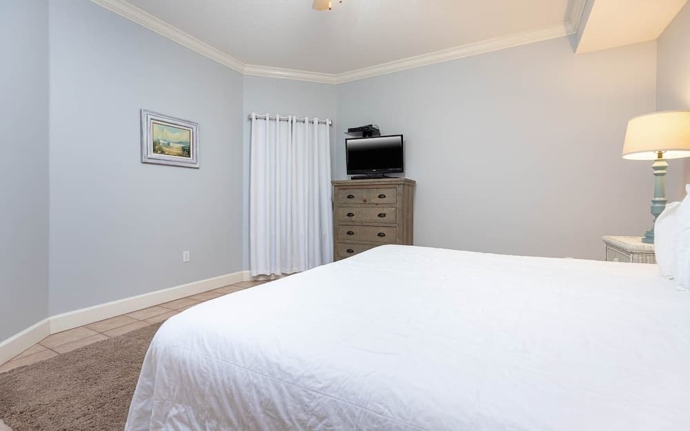 Phoenix On The Bay 1122 3 Bedroom Condo