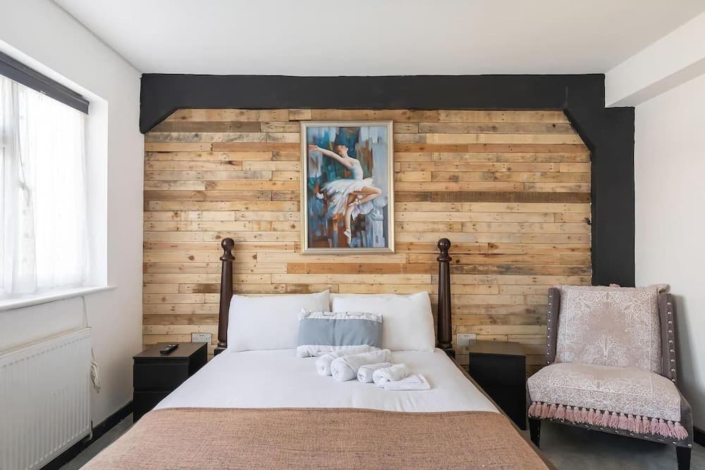 c Bright and Spacious House