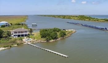 The Peach Pelican 3 Bedroom Home by Redawning