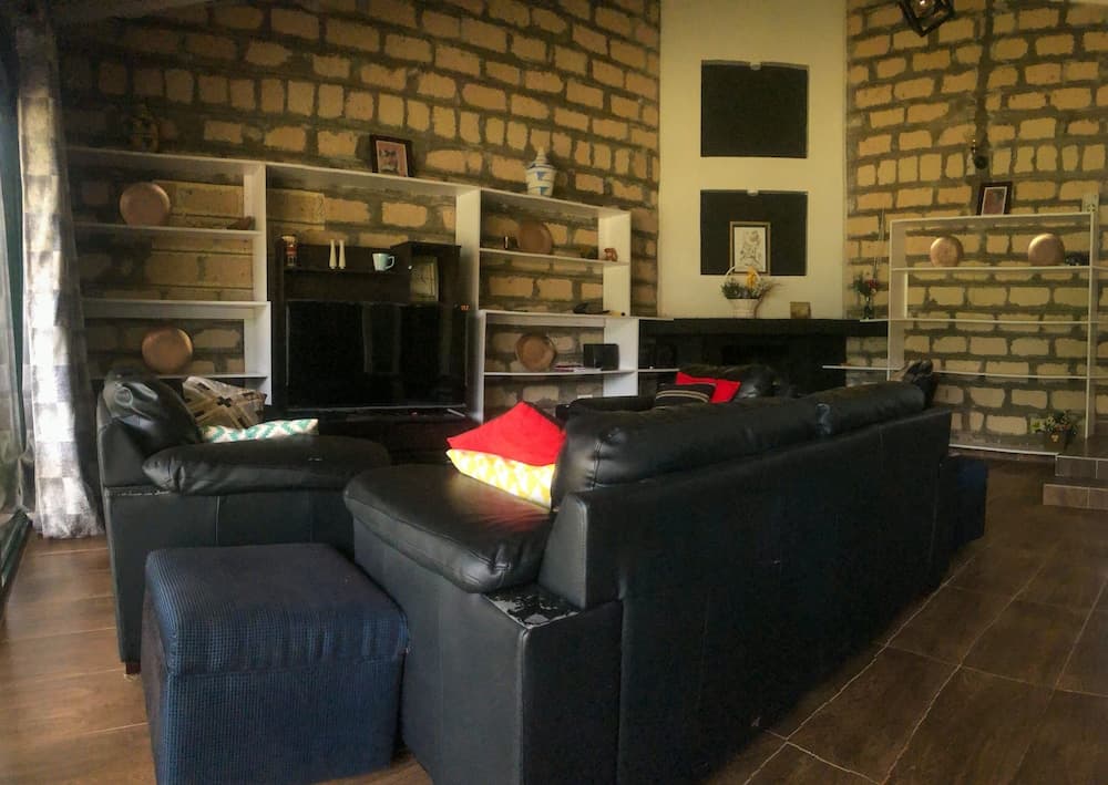 Stunning Karen Home With Modern Amenities