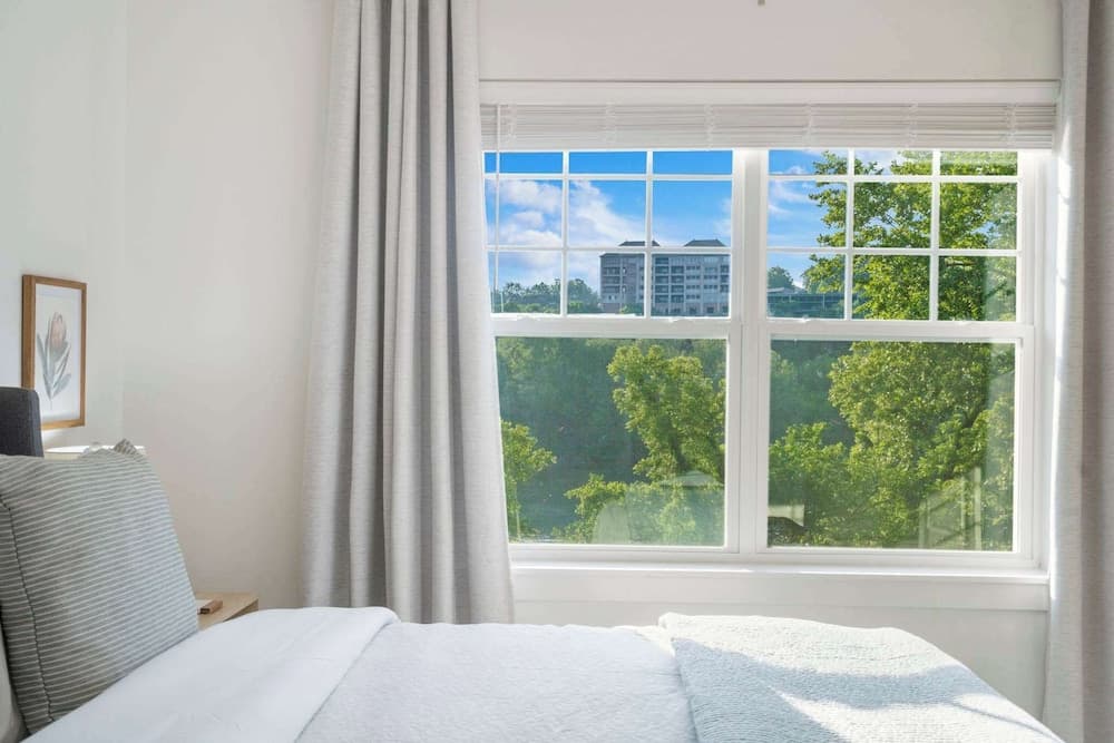 New Lakeview Penthouse - Amenities Galore!