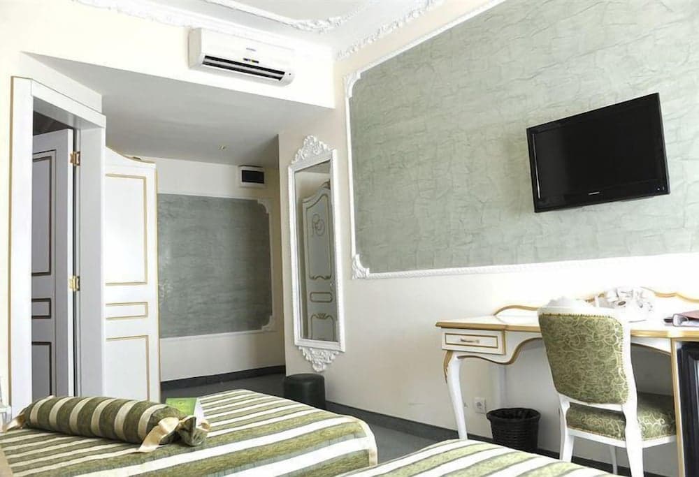 Queen's Astoria Design Hotel