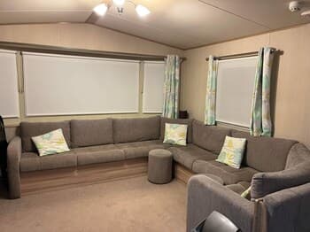 Pet Friendly 2 Bedroom Caravan With Decking
