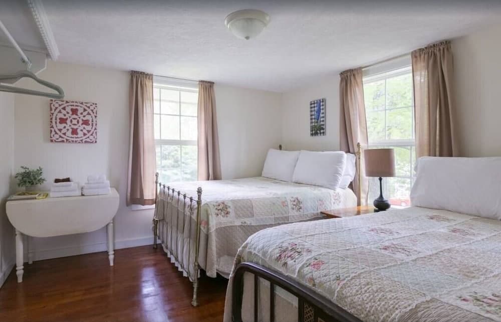 A Mountain Cottage 2 Bedroom Cabin by RedAwning