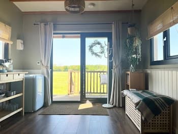 Cosy Meadow Cabin - Glamping in Northumberland