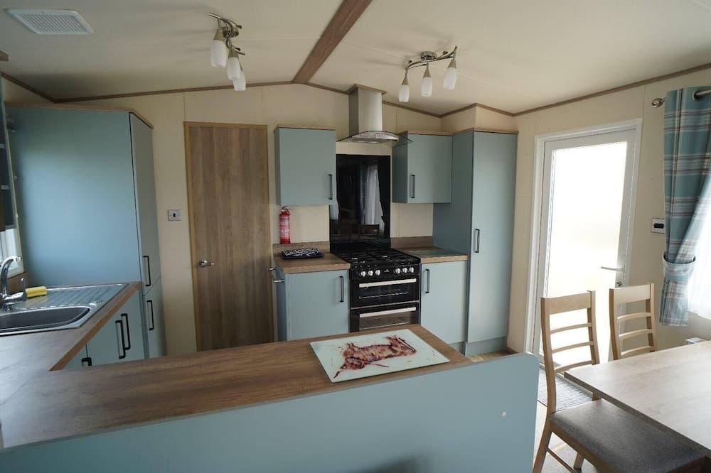 Stunning River View 2 Bedroom Caravan With Decking