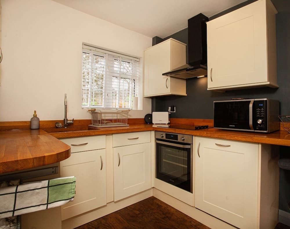 3bed House, Sleeps 7 - Hot Tub, Garden, Parking