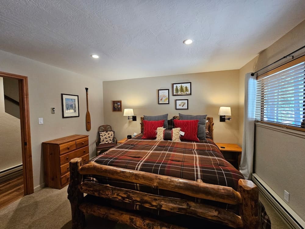 Cozy Bear Lodge 3 Bedroom Home by RedAwning