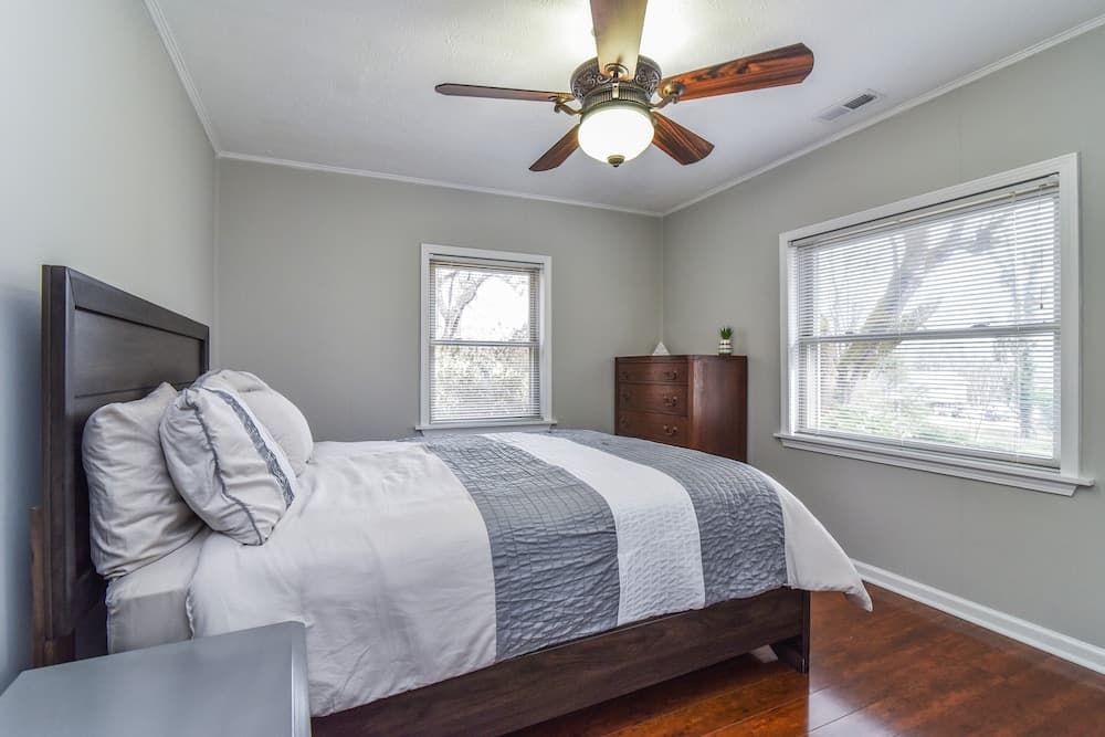 Pinners Compound- 4 BR hot tub fire pit