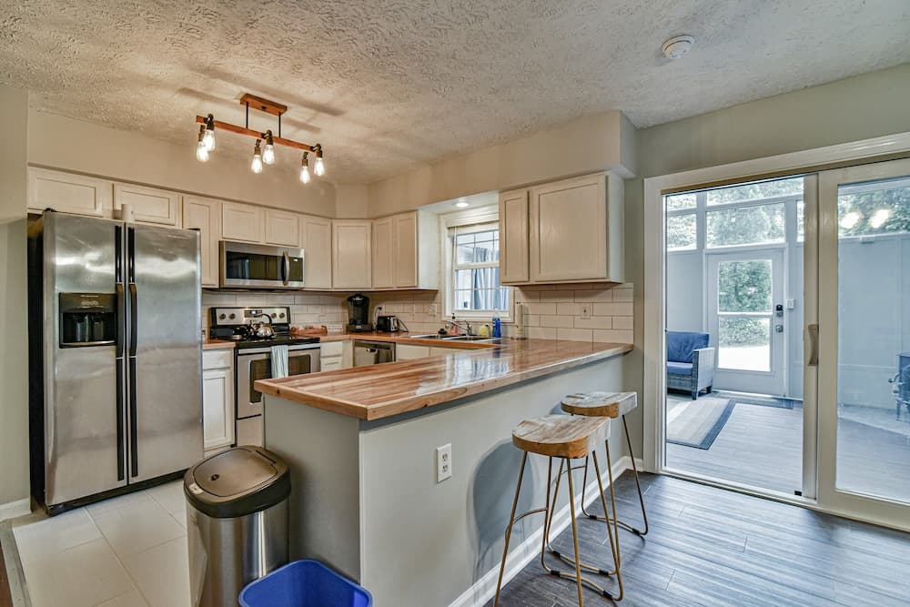 2 BR apt near Mtn to Sea Hiking Trail