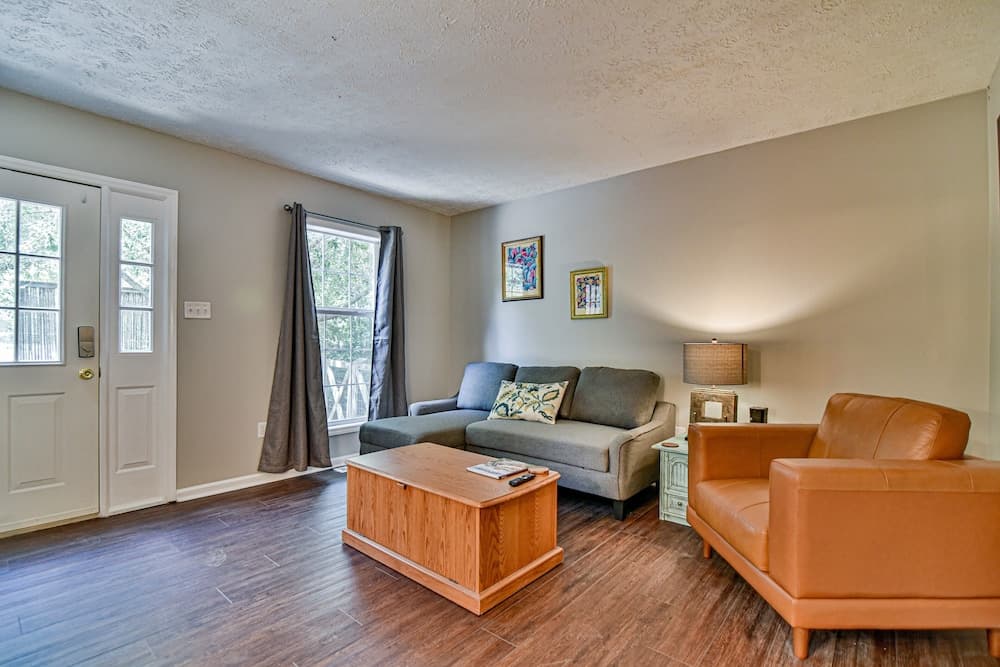 2 BR apt near Mtn to Sea Hiking Trail