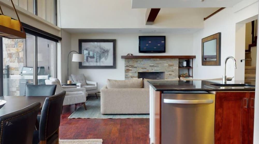 Vail Lionshead Village 3 Bedroom Plus Den With Mountain View