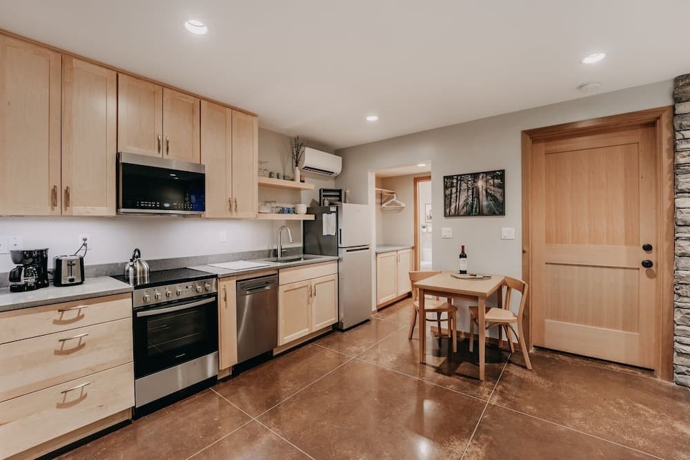 08mbr - Starlink - Gas F/p - Bbq - Sleeps 2 Home by RedAwning