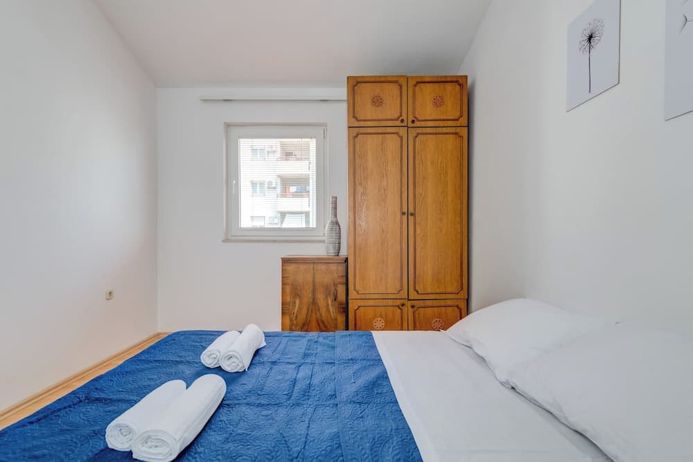 Spacious Apartment w Three Balconies and Parking