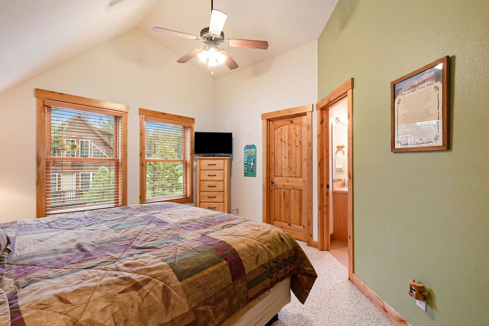 Solitude Bighorn #5 - Estes Park 2 Bedroom Condo by RedAwning