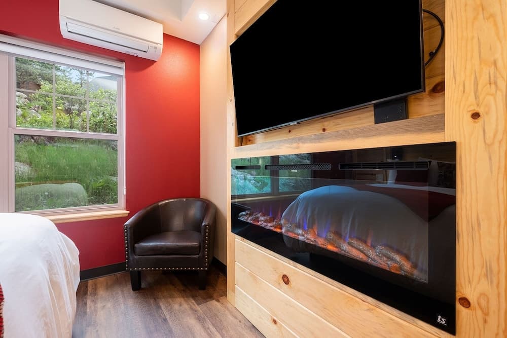 Solitude Elk Room 101 - Estes Park 1 Bedroom Studio by RedAwning