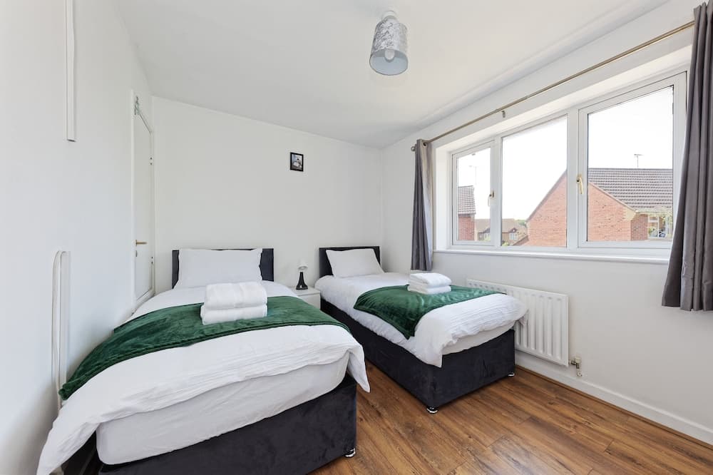 Lovely 2-bed House in Kent - Parking Available