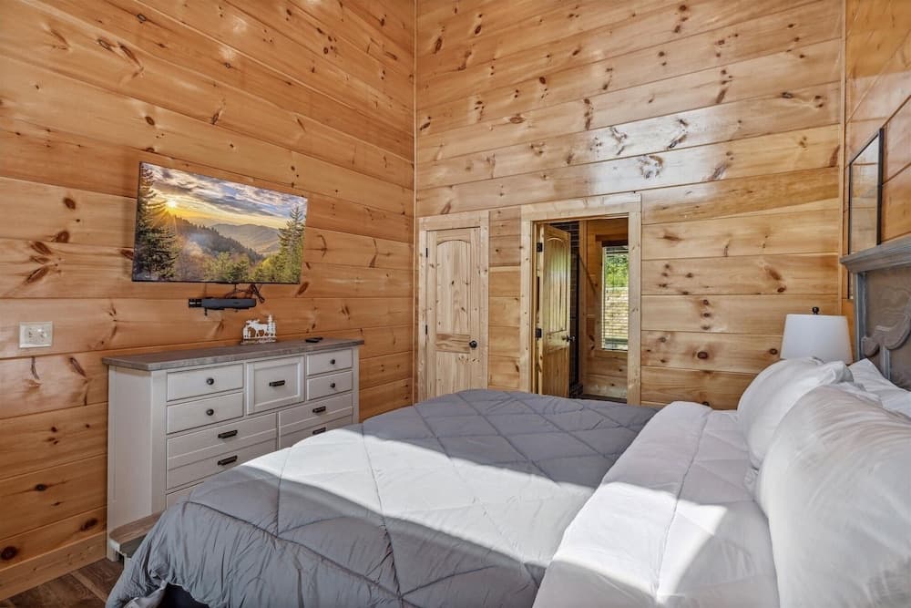 Grizzlies Den 4 Bedroom Cabin by RedAwning