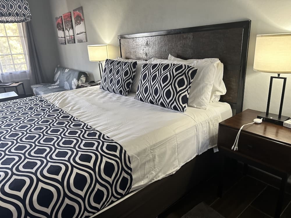 M&M Zavala Hotel and B&B