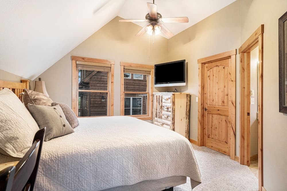 Solitude Eagle #5 - Estes Park 2 Bedroom Condo by RedAwning