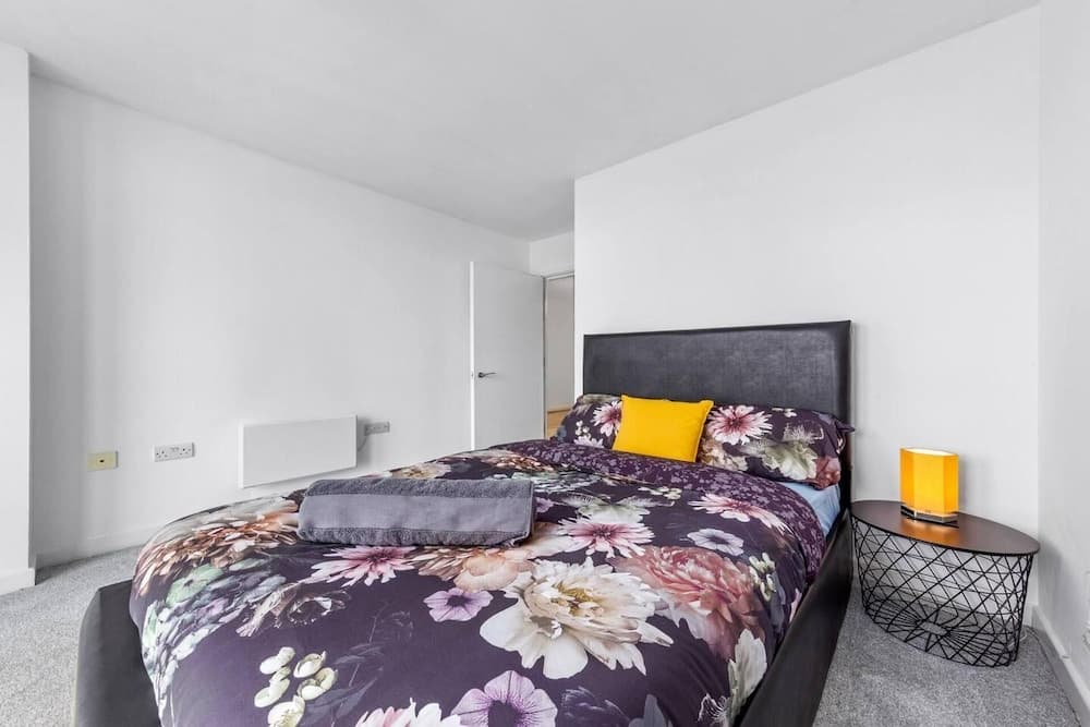 Penthouse 2-bed Apartment in The Heart Of E15