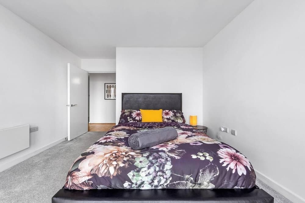 Penthouse 2-bed Apartment in The Heart Of E15