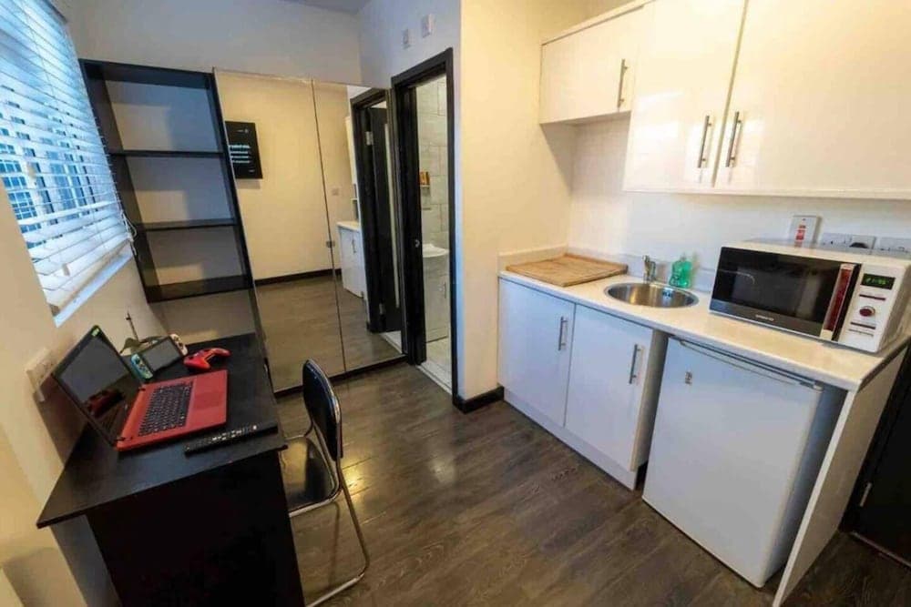 Cosy top Floor Studio Available Near the City!