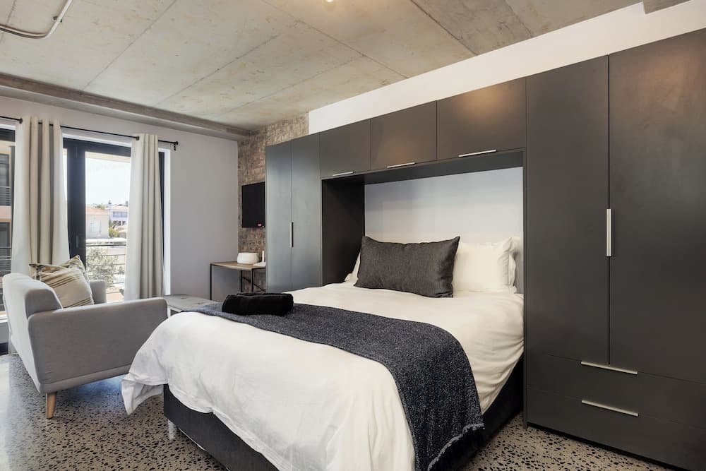 Manhattan On Coral Apartments