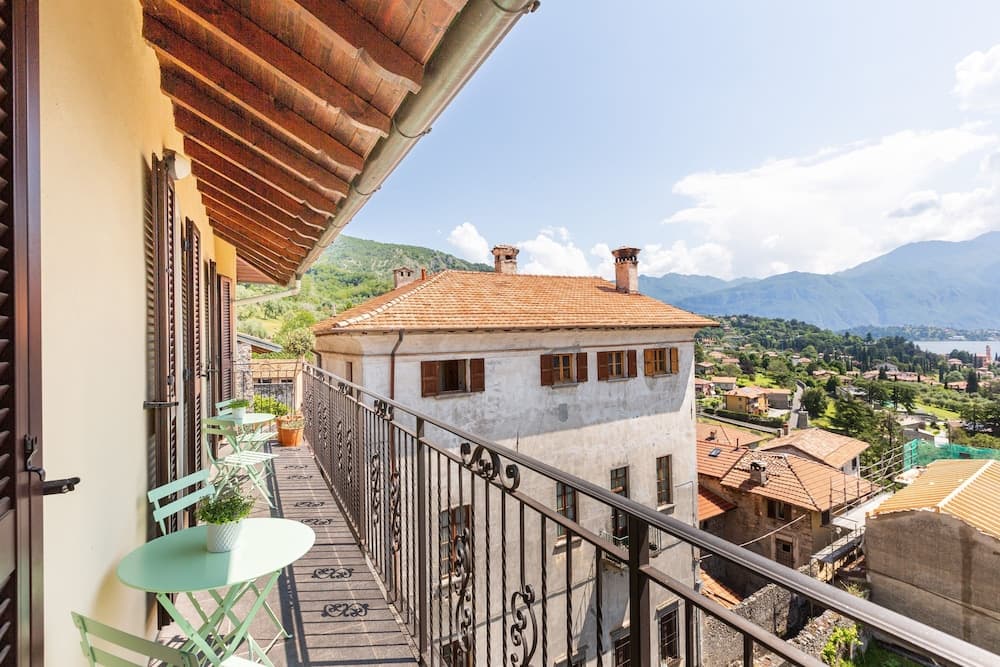 Lake View Terrace Apartment