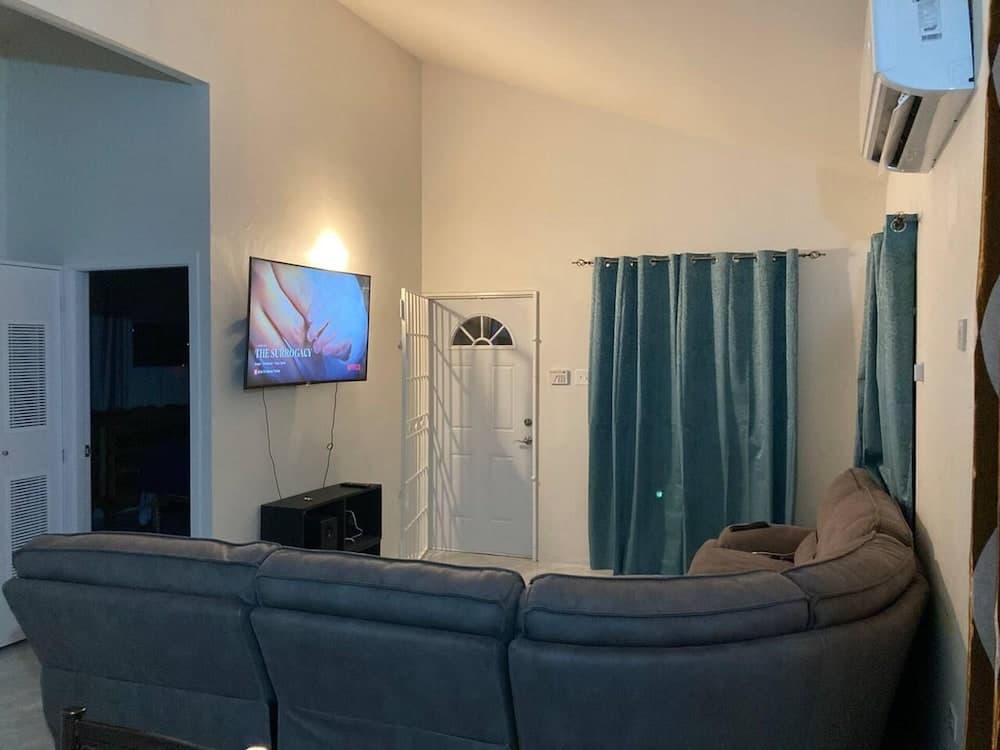 Sleeps 4 With Free Parking, 15-min to Beach