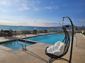 Beachfront Luxury Condo Pool Jacuzzi