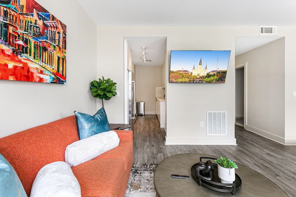 Elegant Studio Near French Quarter