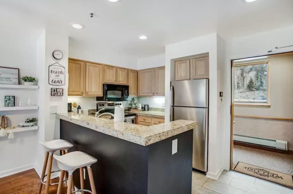 Lakeside Village 1 Bedroom Condo in Lakeshore Complex