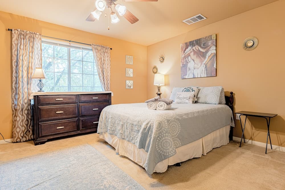 Quiet 2 Story Walkable to East Side Eateries