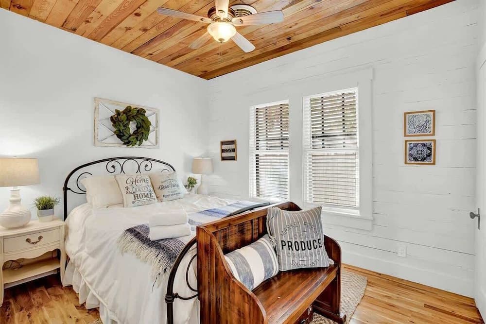 Luxury Near Main With Hot Tub