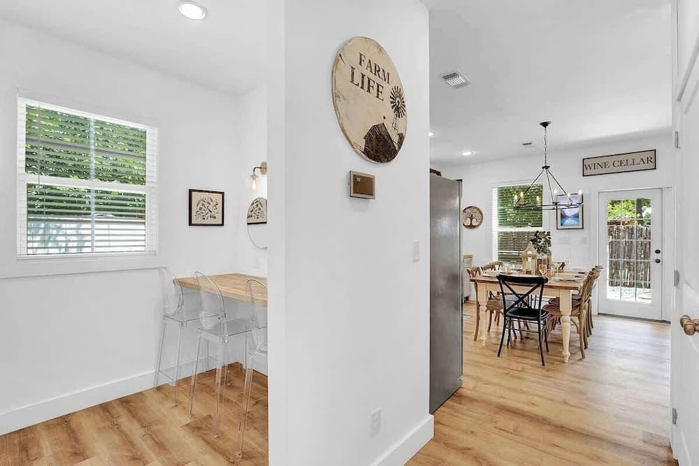 Stunning Home With Hot Tub - Walk to Main