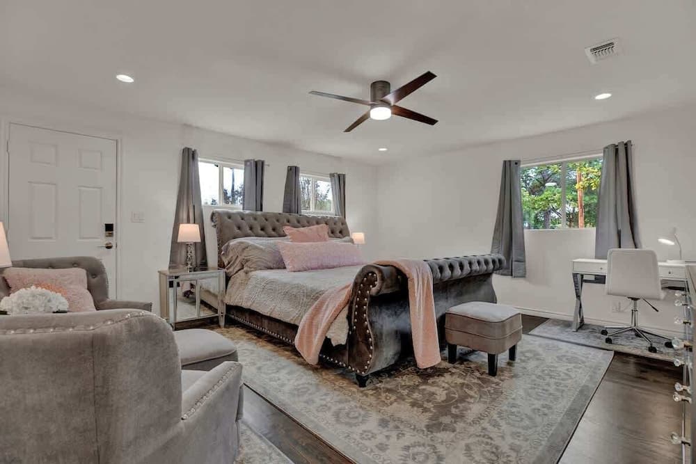 Luxury Haus - Great Backyard, Firepit, Bocce Ball!