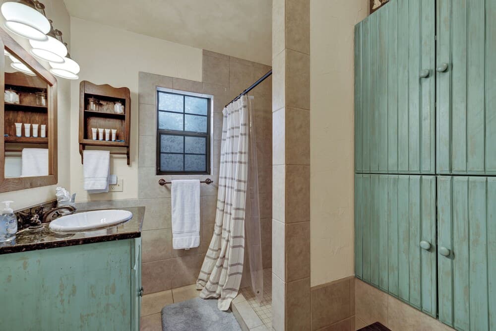 Luxury&location! 1 Blk to Main St With Hottub&firepit