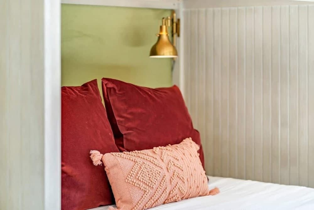 Gorgeous Home With Hot Tub 5min From the River