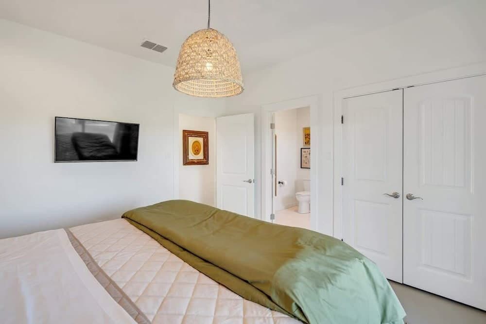 Gorgeous Home With Hot Tub 5min From the River