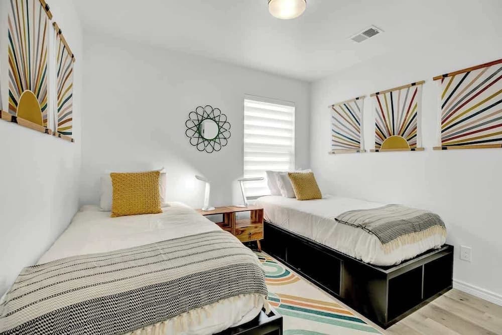 Luxury Modern Home With Hot tub Deck & Firepit!