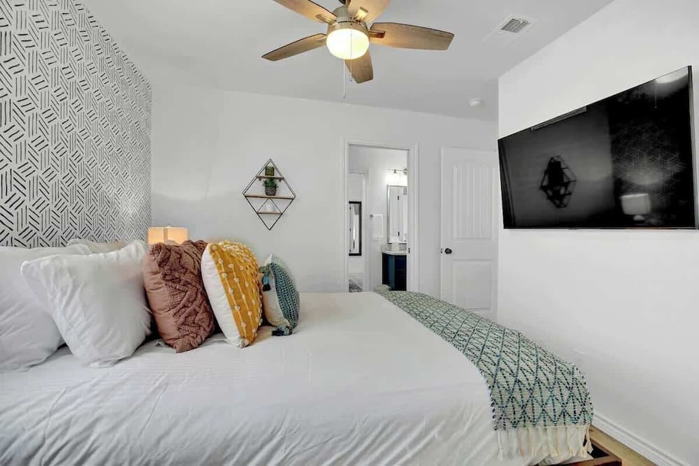 Luxury Modern Home With Hot tub Deck & Firepit!